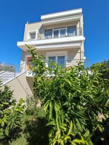 Zahrada ubytování The Bright House a two-storey maisonette in Loutraki