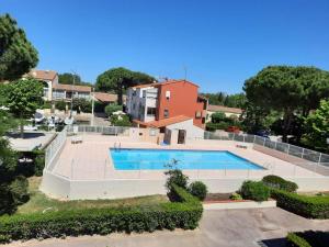 Bazén v ubytovaní Charmant T2 cabine mezzanine, piscine, parking, proche plage et centre - Saint-Cyprien - FR-1-225D-151 alebo v jeho blízkosti