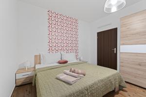 een slaapkamer met een bed met twee handdoeken erop bij Villa Leandra in Novigrad Istria +37 foto's