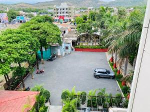 eine Luftansicht eines Parkplatzes mit Auto in der Unterkunft Shivanand Residency in Jejūri