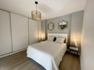 Postel nebo postele na pokoji v ubytování Torre Benidorm Levante + 28 fotografií
