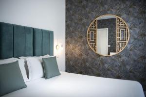 Hotel Brennero في فيرونا: غرفة نوم بسرير كبير ومرآة