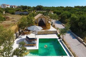 Bazén v ubytovaní AURAS - Glamping Eco Resort alebo v jeho blízkosti