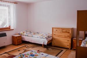 1 dormitorio pequeño con 2 camas y vestidor en Gazdova chalupa, en Vavrišovo