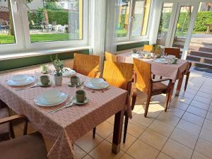 Restoran või mõni muu söögikoht majutusasutuses Twoja Przystań Rodzinna