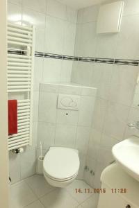 Haus Luegisland, 1-4 Gäste في أروسا: حمام ابيض مع مرحاض ومغسلة
