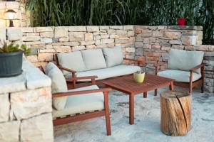 een patio met 2 stoelen en een tafel bij Orsula's Beach House in Vela Luka