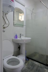 Uma casa de banho em Apartments Surban