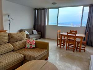 Część wypoczynkowa w obiekcie Torres Montecarlo Apartmento con vistas al mar