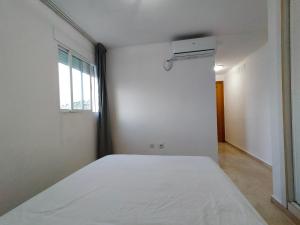 Łóżko lub łóżka w pokoju w obiekcie Torres Montecarlo Apartmento con vistas al mar