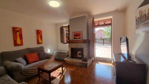 ein Wohnzimmer mit einem Sofa und einem Kamin in der Unterkunft Villa Vacacional La Jorcada in Porrúa