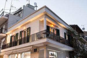 un edificio bianco con balcone sopra di Platyforos, in city central of Zakynthos a Città di Zante