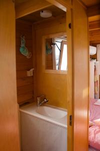 un baño con lavabo y espejo en House boat V al Poetto 2 pax piu' 1, en Poetto