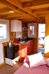 cocina con cama en una habitación en House boat V al Poetto 2 pax piu' 1, en Poetto