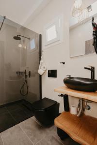 Koupelna v ubytování Trinity Suites Ammouliani Hospitality