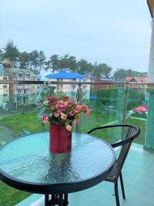 Bazén v ubytování Aparthotel Alfa nebo v jeho okolí