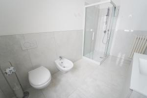 マテーラにあるResidence I Due Fratelliの白いバスルーム(トイレ、シャワー付)