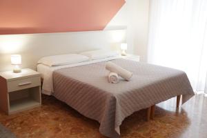 Un dormitorio con una cama con una toalla. en Residence I Due Fratelli, en Matera