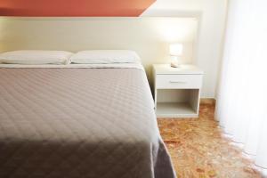 1 dormitorio con cama y mesita de noche con cama sidx sidx en Residence I Due Fratelli, en Matera