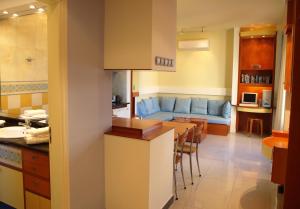 LivadiaにあるStefanakis Villas - Car Includedのキッチン、リビングルーム(ソファ、テーブル付)