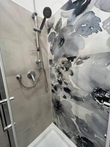 a shower in a bathroom with a shower at Casa Vacanze Caramagna 2 in Aci Castello