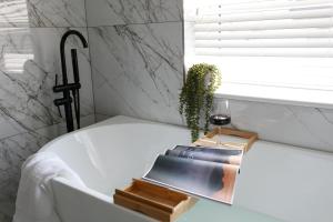 חדר רחצה ב-The Luxe Experience - Premium Central Plymouth House - Sleeps 10 - Habita Property