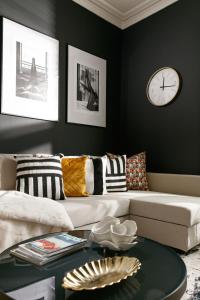 אזור ישיבה ב-The Luxe Experience - Premium Central Plymouth House - Sleeps 10 - Habita Property