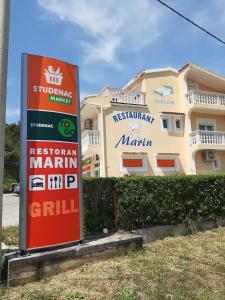 znak przed budynkiem z hotelem w obiekcie Pansion restoran Marin w mieście Posedarje