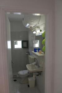 Vonios kambarys apgyvendinimo įstaigoje Dioni Lux inn 2