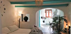 una camera con letto e una camera con cucina di Apartamentos Casa Mya ad Altea