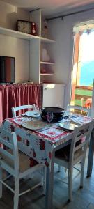 une table avec un tissu de table et deux chaises dans l'établissement Appartement sur le Parc des Ecrins, à Puy-Saint-Vincent