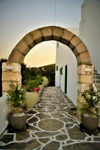 an archway with potted plants on the side of a building at Dioni Lux inn 2 in Pachaina
