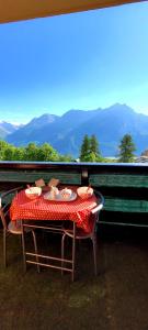 uma mesa com pratos de comida em cima de um comboio em Appartement sur le Parc des Ecrins em Puy-Saint-Vincent