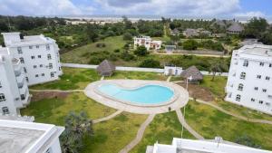 una vista aérea de una piscina en un patio entre dos edificios en Bali House, en Malindi