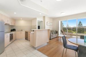 Dapur atau dapur kecil di Mantra on Salt Beach - Oceanview Apartment by uHoliday - 2BR, 1BR and Hotel Room configurations available