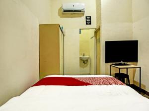 Ένα ή περισσότερα κρεβάτια σε δωμάτιο στο OYO Life 91268 Homestay Bu Erma Syariah