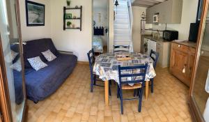 - un salon avec une table et un canapé dans l'établissement « La Palmeraie » Villa résidentielle avec piscine, à La Palmyre