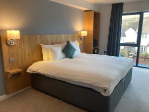 Postel nebo postele na pokoji v ubytování Loch Lomond Hotel