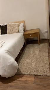 Katil atau katil-katil dalam bilik di Smalinz Homes Finchley
