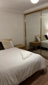 En eller flere senge i et værelse på Smalinz Homes Finchley