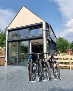a group of bikes parked in front of a house at Level780 in Koszarawa