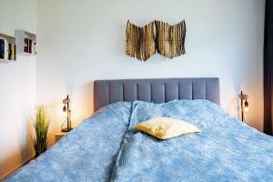 a blue bed with a pillow on top of it at Villa am Schloss Ranzow - Baltic Blue in Lohme