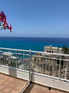 Elle comprend un balcon offrant une vue sur l'océan. dans l'établissement BlueMind, à Tropea