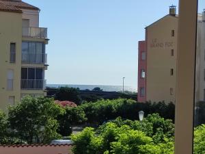 uma vista da varanda do nosso apartamento em STUDIO COSY em Cap d'Agde