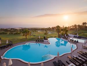 una vista aérea de una piscina en un complejo en Las Terrazas de Abama Suites en Guía de Isora