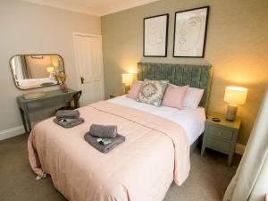 a bedroom with a large bed and a mirror at Pass the Keys Beautiful 3Bed Home with parking in Cathedral Quarter in Lincoln