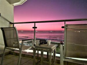 Un balcón con sillas y vistas al océano. en 405 Bermudas - by Stay in Umhlanga en Durban