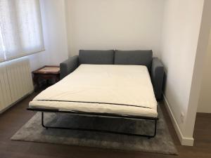 Bett in einem Zimmer mit einer Matratze in der Unterkunft Apartamento Santander in Santander