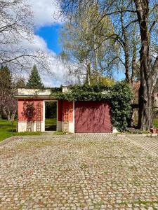 ein rot-weißes Gebäude mit Efeu, der darauf wächst in der Unterkunft Happy Living Villa in Breslau