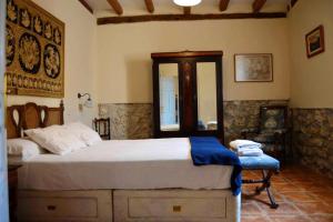 Un dormitorio con una cama grande y una ventana en 6 bedrooms villa with private pool and furnished garden at Campo de Cuellar, en Campo de Cuéllar